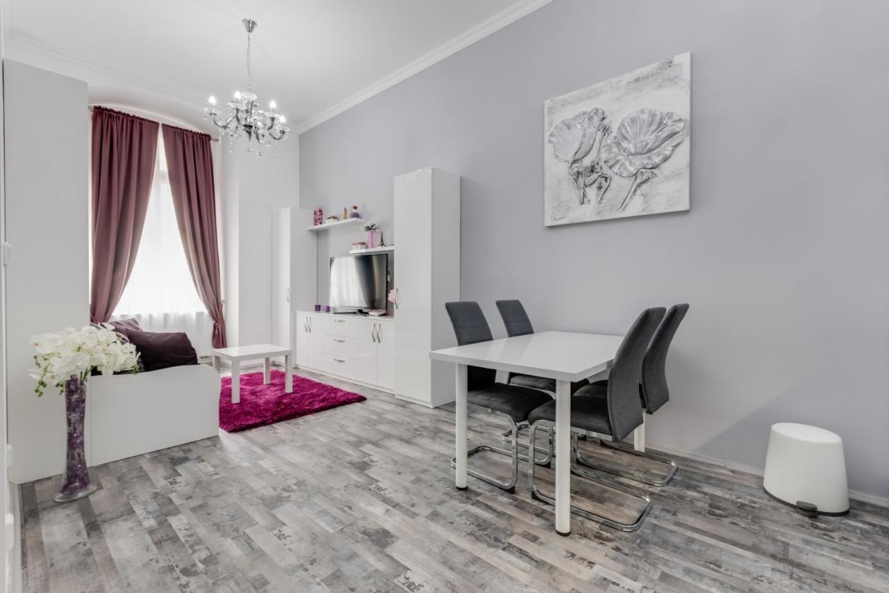 Apartment Thunovska 10 Praag Buitenkant foto