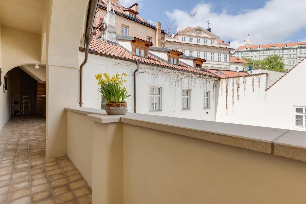 Apartment Thunovska 10 Praag Buitenkant foto